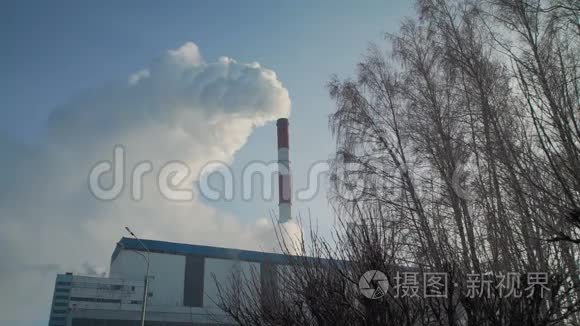 树木附近的大工业工厂视频