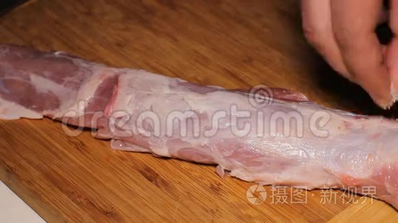 胡椒粉倒在肉上视频