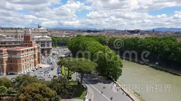 从空中俯瞰罗马的街道和房屋。 罗马的旅游场所和全景。 罗马的晴天