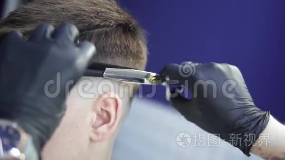 理发师用剪刀剪客户的头发视频