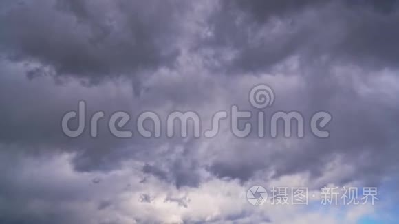 雷雨云在天空中飞得很快