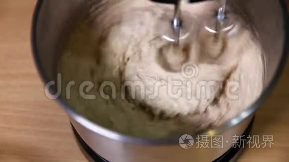 用电动搅拌器配制鲜奶油视频