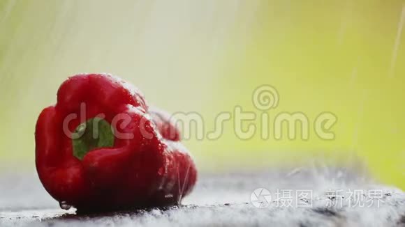 红鲜椒的组成在大自然的雨中。