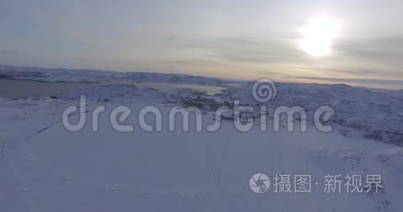 阳光照射下海湾的雪景视频