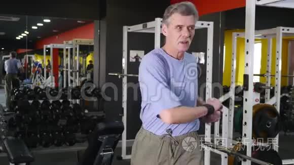 老年人在健身房锻炼视频