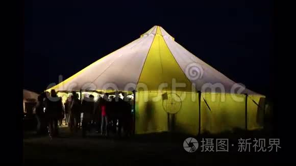 在展馆里举行音乐会视频