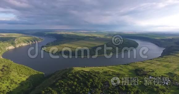雄伟的空中无人机飞行通过乌克兰景观河Dnister。 有石头的陡岸。 自然没有人