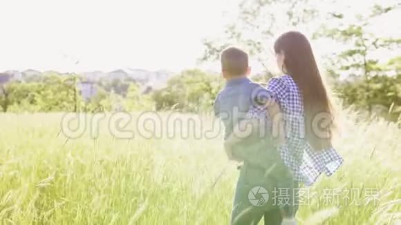 女人和她的儿子手中的土地自然视频