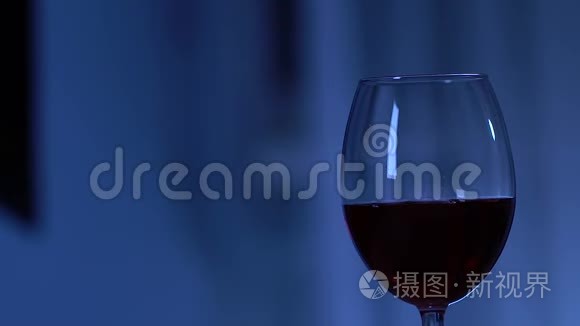 女性手摸红酒杯，诱惑和调情，浪漫约会