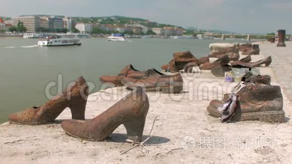 布达佩斯多瑙河银行纪念鞋近景视频