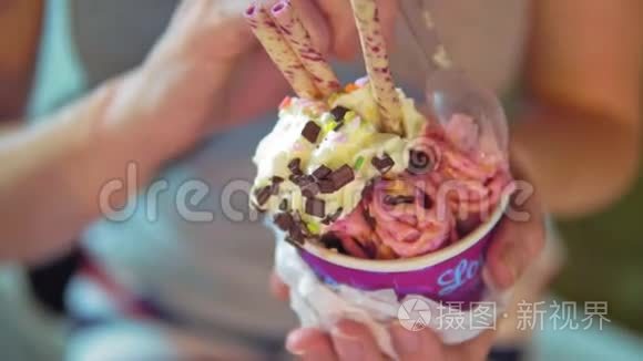 冰淇淋和巧克力面包屑和水果视频