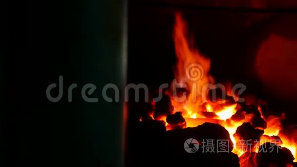 烧火的铁匠铺炉里的炽热金属零件，金属的加热，凝固