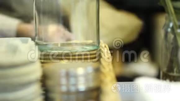 咖啡机和吧台后面的咖啡师视频