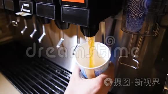 近景香茶从咖啡馆的机器上倒入杯中