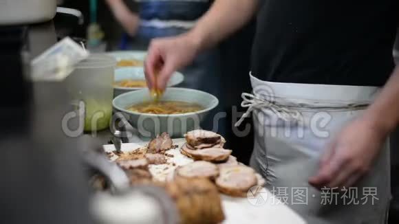日本厨师将肉片放在拉面上视频