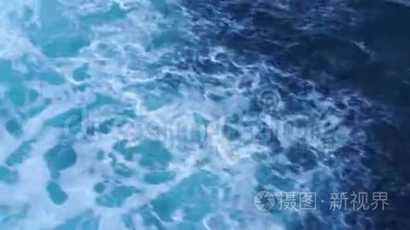 在船后有泡沫的波浪。 水中波浪的图案。 4k邮轮的水面尾流景观