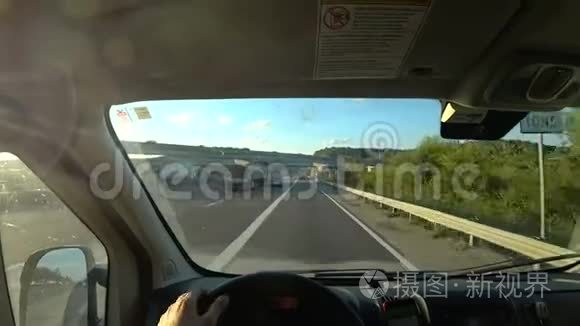 一名男司机正在公路上运送货物视频