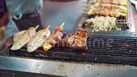 亚洲的街头美食，传统菜肴的肉类和海鲜烧烤。 夜市、美食和异国情调