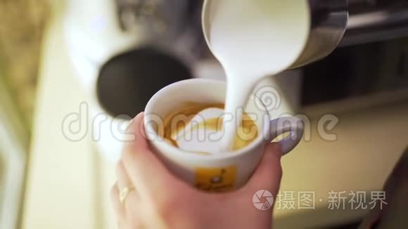 咖啡师把牛奶倒进咖啡里视频