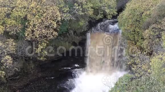 苏格兰-斯凯岛卡卢姆风暴后莱尔特瀑布的鸟瞰图