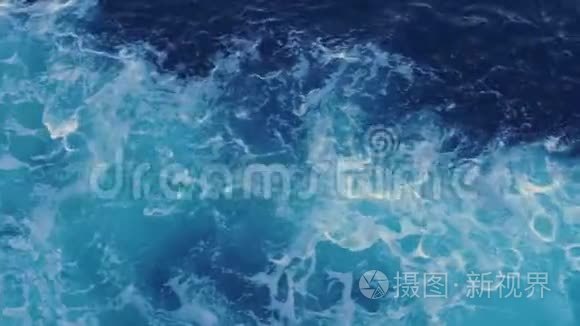 在船后有泡沫的波浪。 水中波浪的图案。 4k邮轮的水面尾流景观