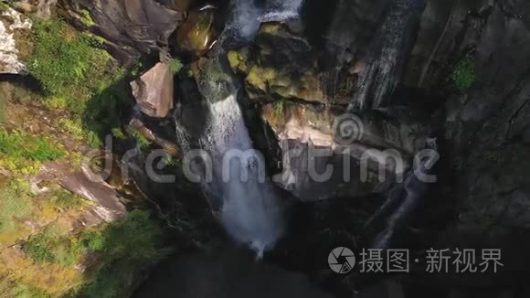 雄蜂鸟瞰山河美丽瀑布视频