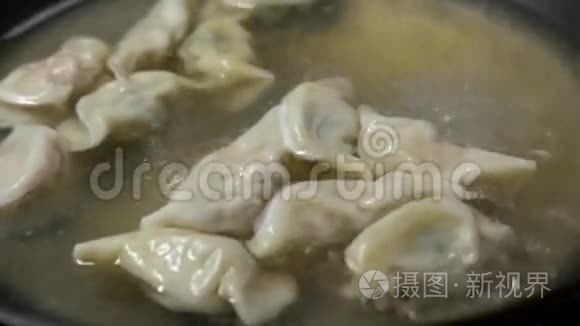 女人准备切中国饺子视频