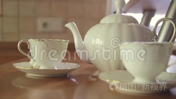 杯子和茶桌上的茶壶视频