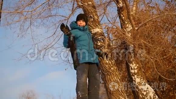 一个孩子跳进雪里