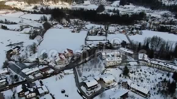 小山村被雪覆盖，空中拍摄4k片