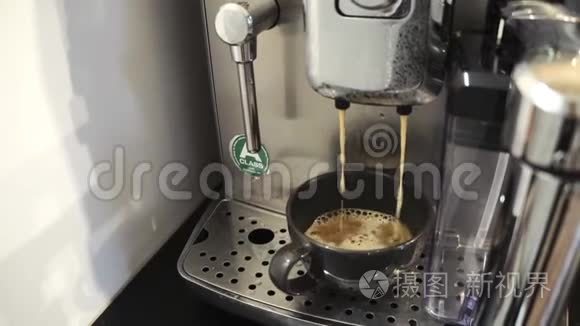 咖啡机提供的玻璃黑咖啡视频