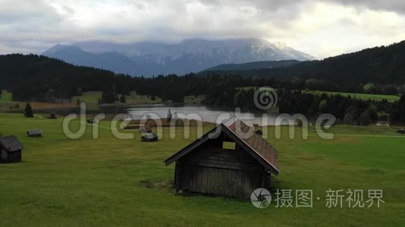 巴伐利亚阿尔卑斯山卡温德尔山脉田园诗般的杰勒德湖。 巴伐利亚阿尔卑斯山秋天的杰勒德湖景色，