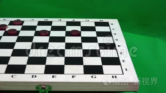 玩家在棋盘上安排跳棋视频