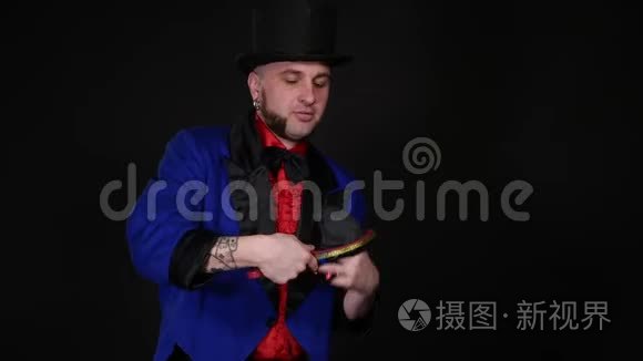 魔术师用蛇表演魔术视频