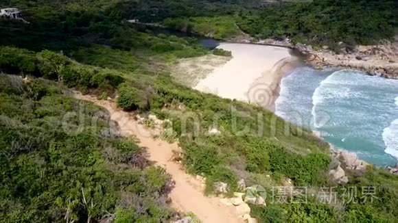 在石滩和乡村公路之间空沙滩