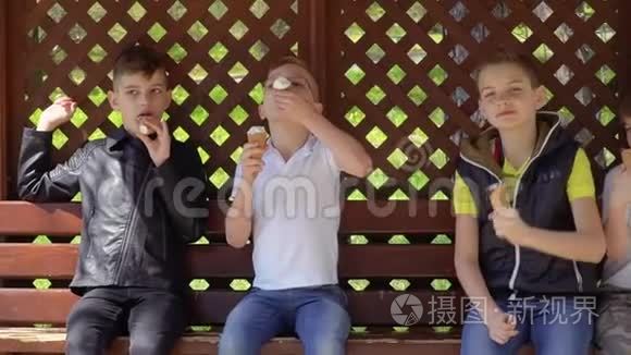 四个兄弟在公园的凉亭吃冰淇淋视频