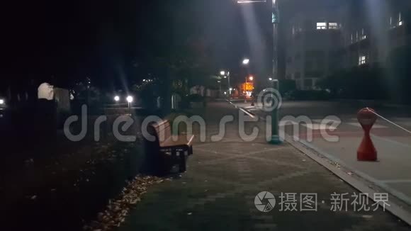 夜间灯光下的公共公园街景视频