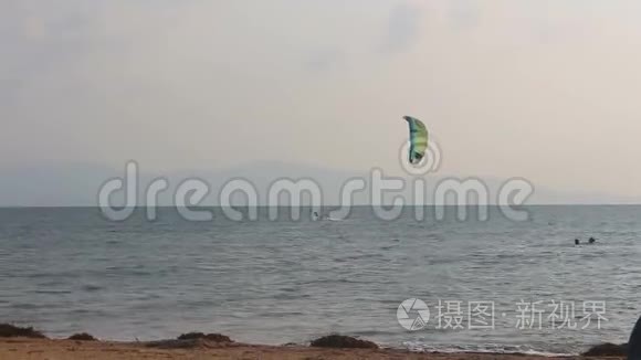 一个人在海上练习风筝冲浪视频