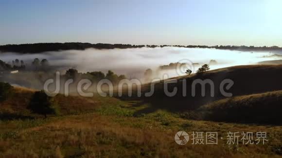 空中喷射雾在乡村景观