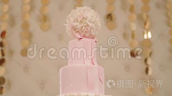 婚礼蛋糕在美丽的背景。 移动摄像机。 关门
