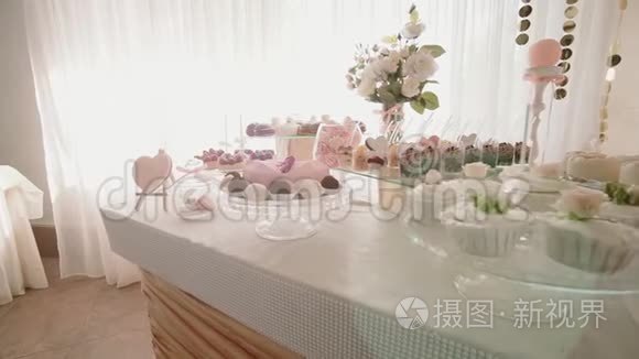 白色糖果酒吧婚礼，婚礼糕点在甜桌糖果自助餐。 移动照相机