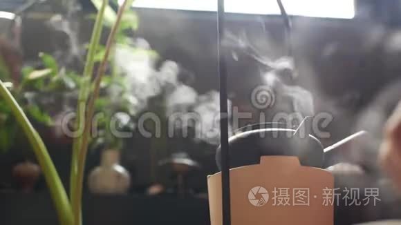 中国传统的金属茶壶放在粘土炉子上煮茶水。特写镜头。4公里