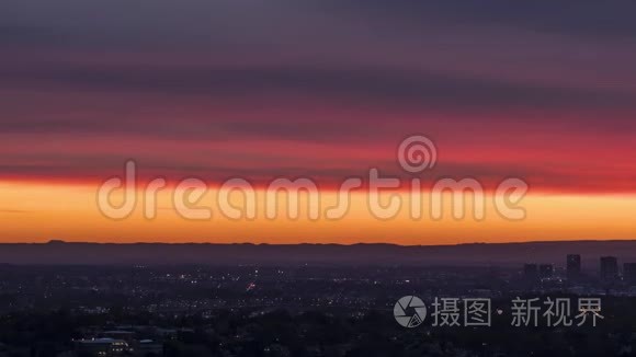 日落时分的小城市剪影