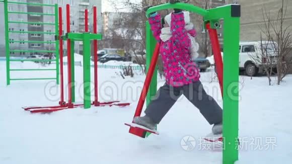 冬天女孩在游乐场玩耍视频