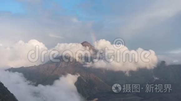 印度尼西亚隆博克的Rinjani火山日落4K时，云层经过