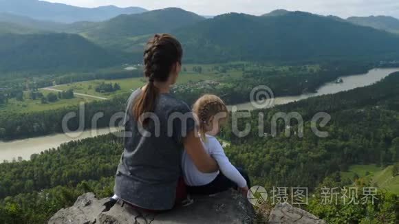 母女俩坐在山顶上