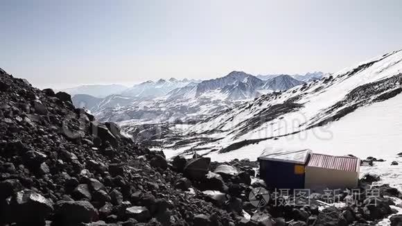 在山坡上有两个棚屋视频