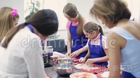 一群孩子学习烹饪食物视频