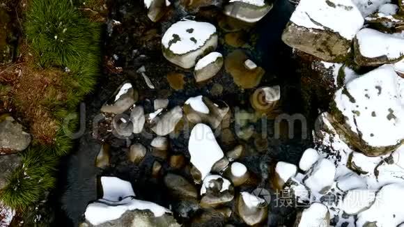 溪流流过白雪覆盖的岩石