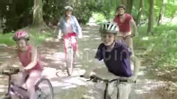 一家人沿着赛道骑山上自行车视频